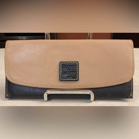 DOONEY & BURKE Black & Tan Flat Envelope Pebbled Leather Wallet, EUC - Picture 1 of 7